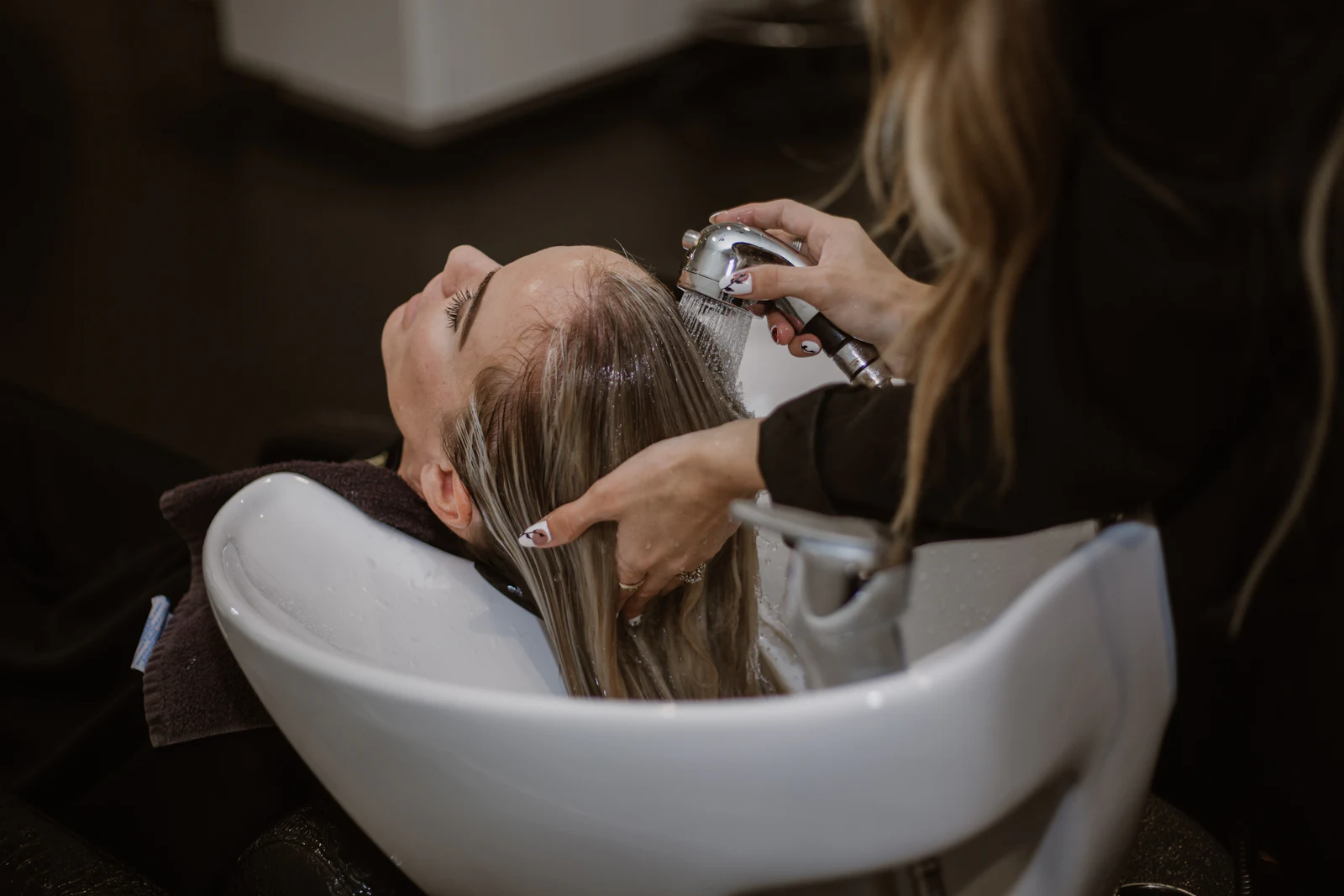 Une cliente au bac, pendant le shampoing
