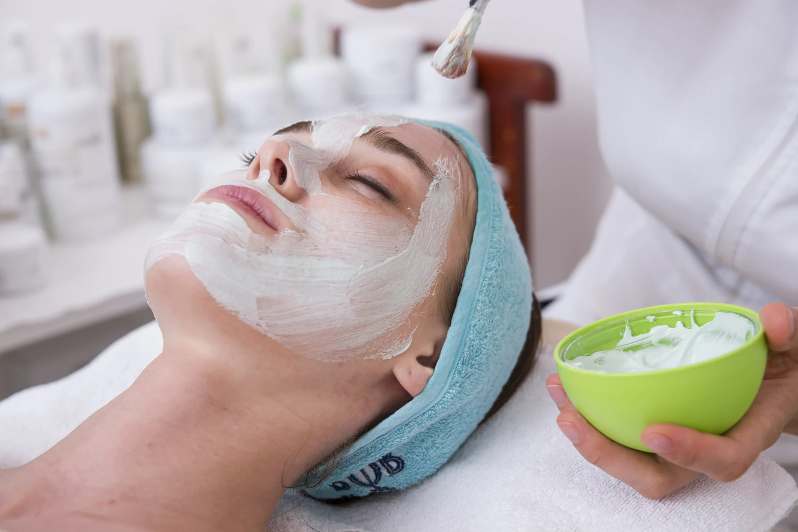 Une esthéticienne réalise un soin du visage