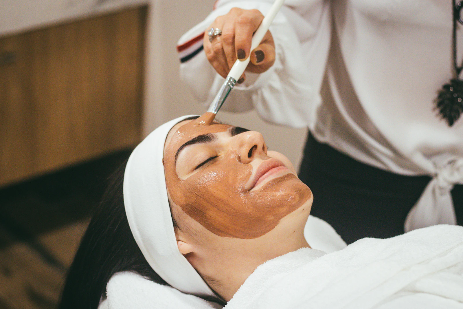 Une esthéticienne réalise un soin du visage