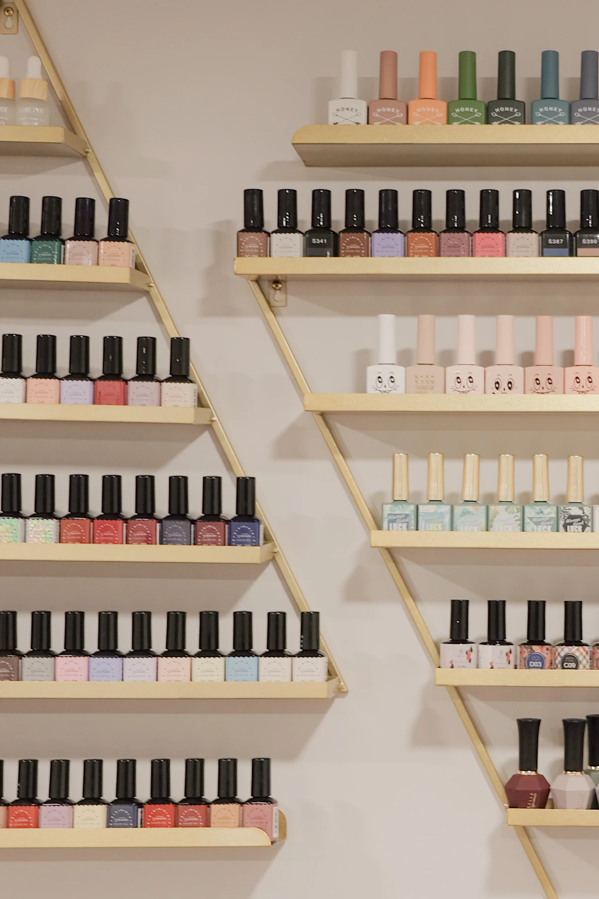 Une prothésiste ongulaire pose un vernis