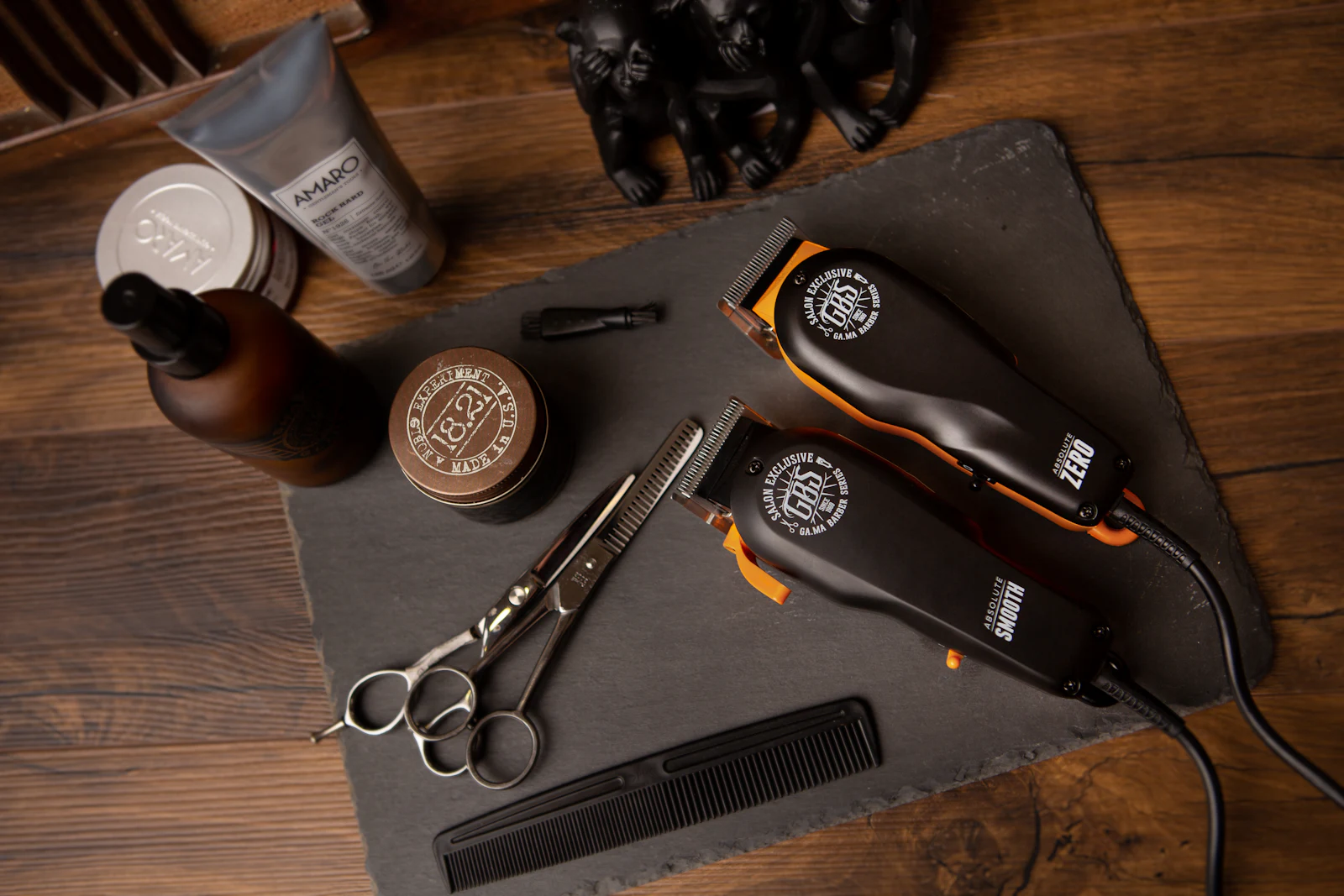 Tondeuse, ciseaux et produits de barbier sur un plan de travail